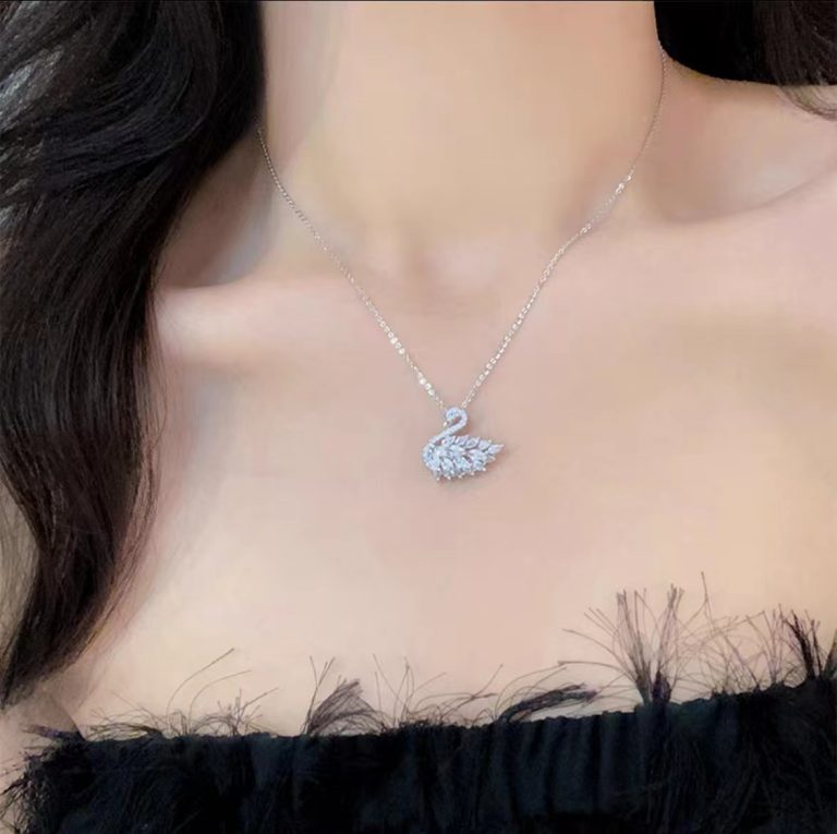 Silver swan necklace - Crazy Women