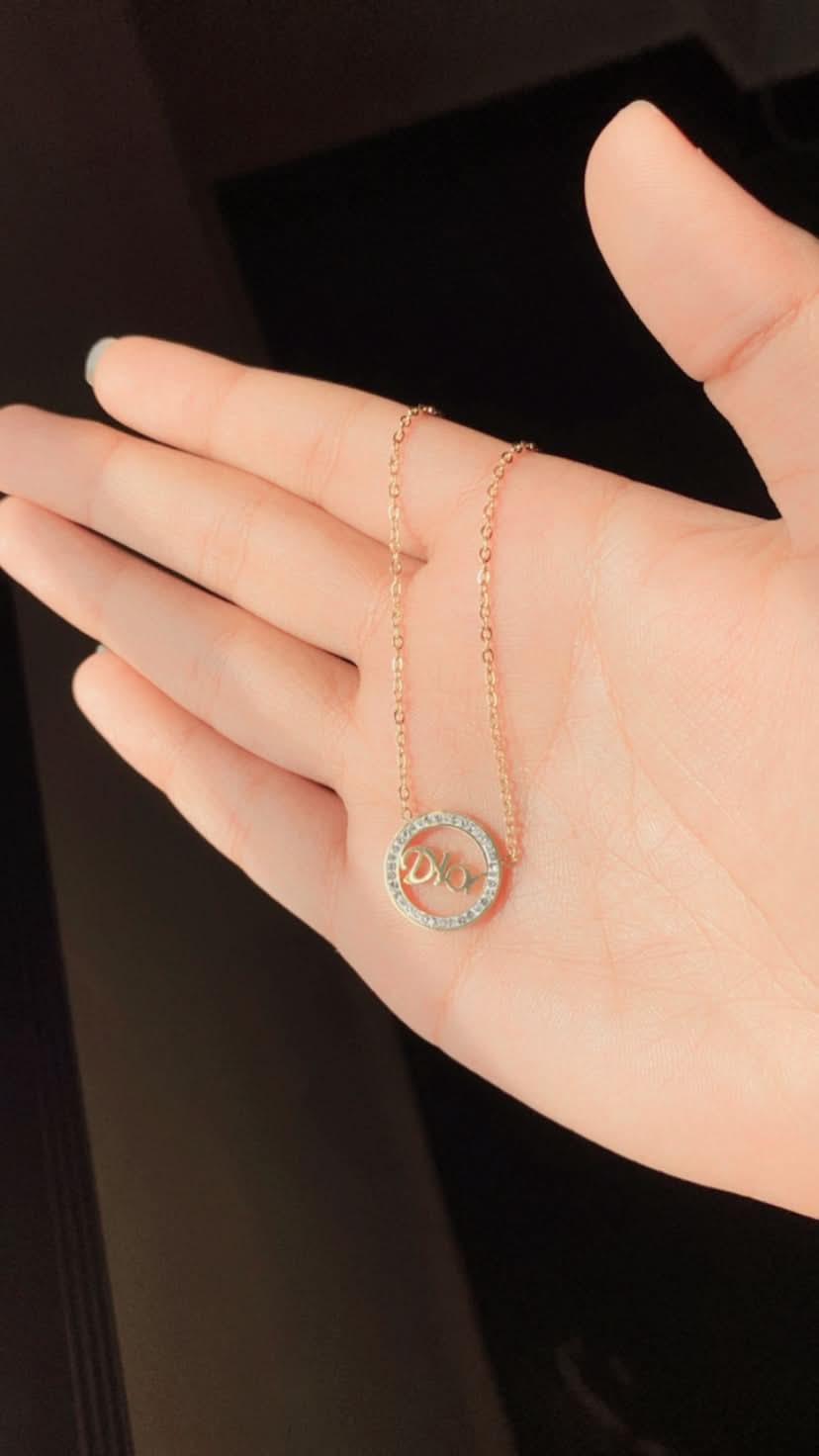 Zircon Clover Silver Necklace – Elegant & Timeless Jewelry