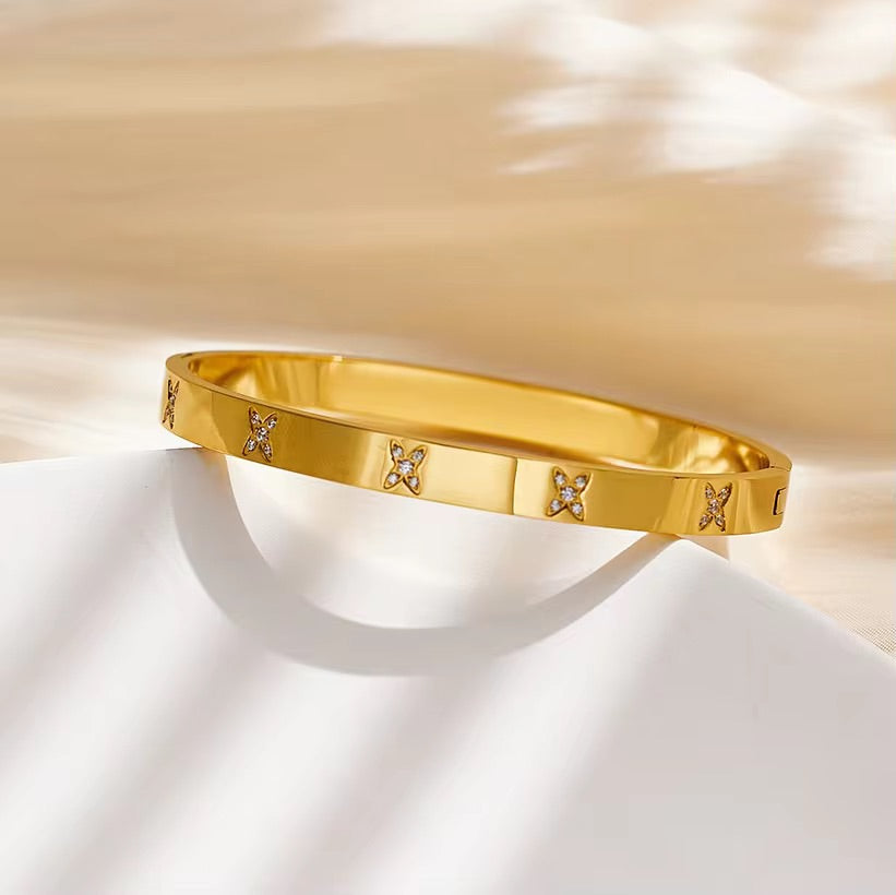 Crazy Women Handcuff Bracelet - Style 7349062